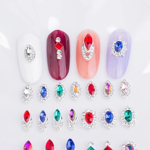 Dettaglio di ciondoli per unghie in cristallo colorato con base in lega metallica
