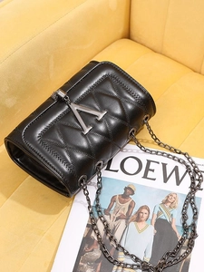 Fashionable black quilted shoulder bag with silver V-shaped buckle and chain strap