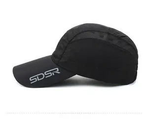Detailansicht der schwarzen schnelltrocknenden Sportkappe mit Mesh-Seiten und SDSR-Logo