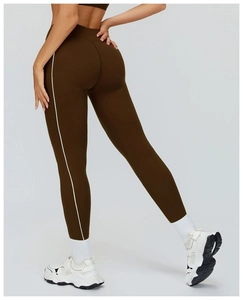 Dettaglio dei leggings marrone caffè a vita alta con strisce laterali bianche a contrasto