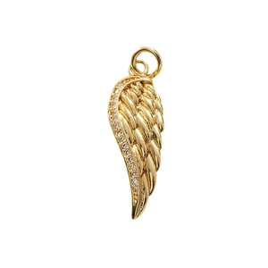 Pendentif ailes d'ange plaqué or avec incrustations de cristaux sur fond blanc