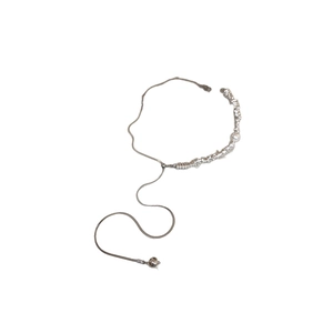 Adjustable silver fringe necklace featuring irregular metal rings and a pearl accent
