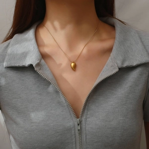 Elegant 18K gold stainless steel necklace with waterdrop pendant on a woman neck