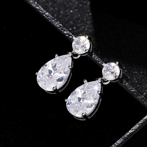 Vue détaillée de boucles d'oreilles goutte en argent et cristaux sur velours noir