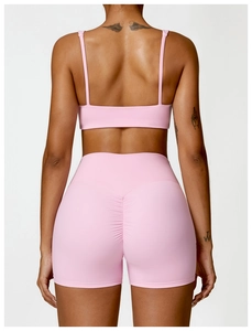 Vue arrière du short de yoga rose taille haute avec détail de levage scrunch butt