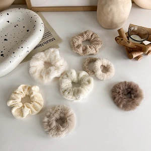 Collezione di elastici in peluche in toni terra con texture in pile e velluto morbido