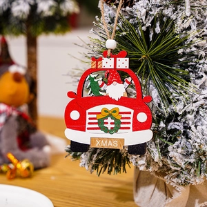 Nahaufnahme eines roten Holzauto-Weihnachtsbaumschmucks mit Zwerg und XMAS-Schild