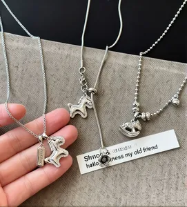 Gros plan détaillé de trois colliers de cheval en argent avec des accents de zircon variés