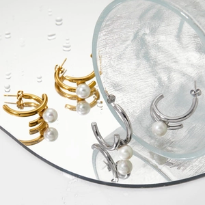 Double-layered C-shaped stainless steel earrings with white pearls in gold and silver