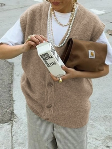Gilet in maglia marrone con scollo a V da donna per un look autunnale minimalista