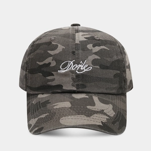 Détail de la broderie dorle blanche sur une casquette de baseball camouflage de style rétro