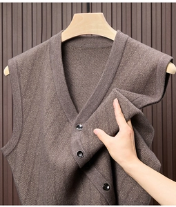 Detail der dunkelbraunen Strickweste mit V-Ausschnitt, weiche Rippstruktur und Stoff