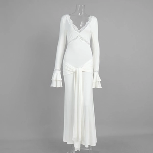 Détail d'un col en V élégant avec dentelle blanche et poignets à volants sur une robe en satin
