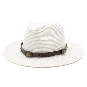 Détail d'un chapeau fedora en paille beige avec ruban en cuir brun et rivets métalliques