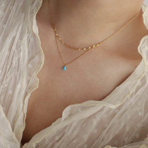 Collier double couche plaqué or 18 carats en titane avec pendentif opale bleue