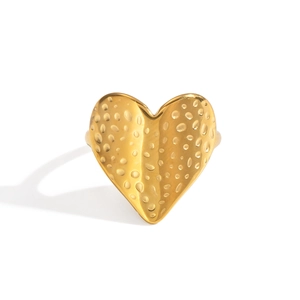 Vue détaillée de la bague coeur dorée présentant un motif de relief pointillé unique
