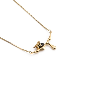 Collana minimalista in rame placcato oro con ciondolo ape su ramo per donna