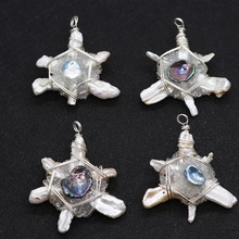 Vue macro de quatre pendentifs croix en perles d'eau douce baroques pour bijoux DIY
