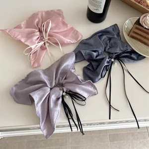 Chouchous en satin avec nœuds et perles en rose, violet et bleu