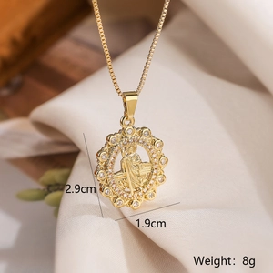 Dettaglio collana con ciondolo Maria placcata oro 18K con dimensioni 2,9cm x 1,9cm e peso 8g