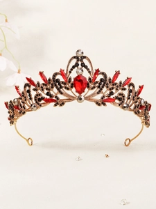 Détails d'une couronne baroque vintage avec strass rouges et finitions en alliage doré