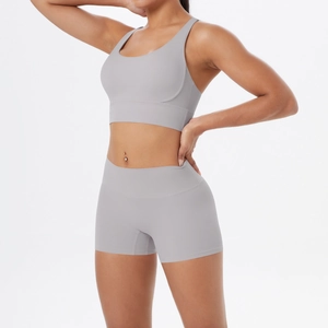 Gros plan sur l'ensemble de yoga gris clair taille haute en tissu mat extensible