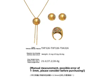 Dettaglio set gioielli collana orecchini e anello con pietre di zircone colorato