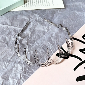 Detail of transparent wavy headband with black mesh pattern and anti-slip tooth structure