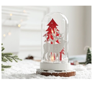 Détail du dôme de Noël avec renne, sapin en papier rouge et lumières LED chaudes