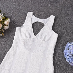 Gros plan sur une robe en dentelle blanche avec broderies florales et décolleté en V