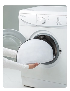 Sac à linge pour chaussures placé dans une machine à laver pour une protection douce