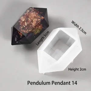 Vue macro du moule en silicone de 5cm avec un cristal en résine à feuilles d'or