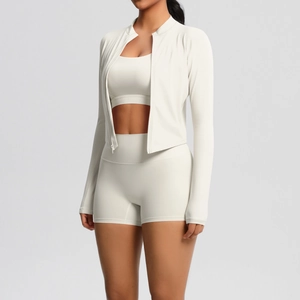 Détails de l'ensemble de yoga 3 pièces crème avec veste zippée, brassière et short de sport