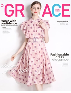 Detail des rosa Polka-Dot-Chiffonkleids mit Rüschenärmeln und lila Schnallengürtel