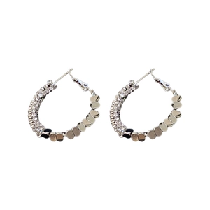 Boucles d'oreilles créoles argentées avec zircons cubiques et disques métalliques