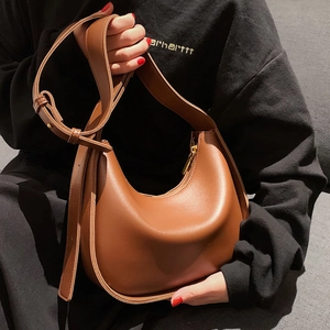 Sac hobo en cuir marron avec bandoulière réglable et fermeture éclair dorée