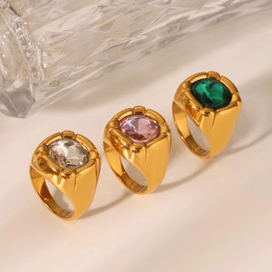 Dettaglio di anelli in acciaio inossidabile placcato oro 18K con pietre di zircone colorate