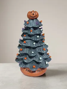 Dettaglio albero di Halloween in ceramica con zucca e scritta Trick or Treat