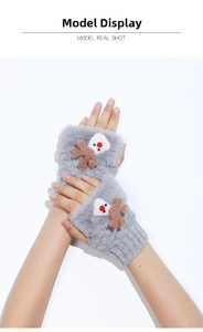 Dettaglio guanti invernali in maglia senza dita con polsini in peluche e renna