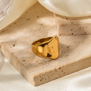 Bague en acier inoxydable plaqué or 18 carats avec texture martelée et design ondulé