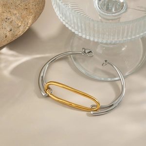 Minimalistischer zweifarbiger 18K Gold-Silber-Armreif auf elegantem Steinsockel