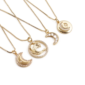 Lot de quatre colliers plaqués or avec breloques lune et étoile ornées de pierres fines