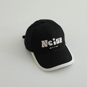 Dettaglio del ricamo Noise e del bordo bianco sul cappellino da baseball in cotone