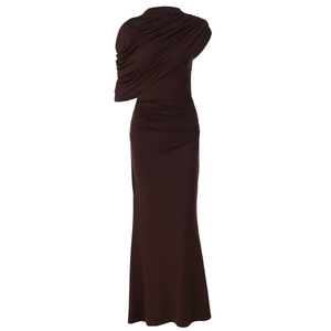 Détail du tissu froncé marron foncé et design asymétrique sur une robe de soirée moulante