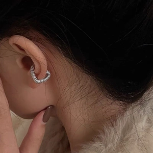 Elegant silver heart-shaped ear cuff with pavé-set micro-zirconia for non-pierced ears