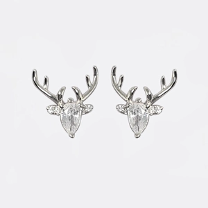 Dettaglio dei orecchini a forma di renna in argento con zircone cubico a goccia d'acqua