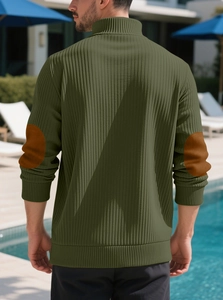 Vue arrière détaillée de la veste en maille côtelée pour hommes avec coudières brunes