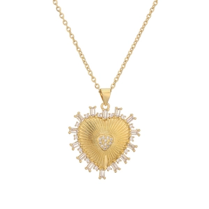 Collier à pendentif cœur doré avec motif soleil rayonnant et cristaux étincelants
