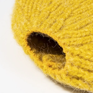Bonnet queue-de-cheval jaune gingembre en maille côtelée épaisse et fibres mohair