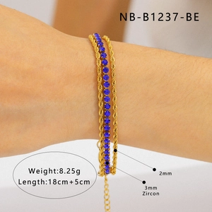 Détail d'un bracelet trois-en-un doré serti de zircons bleus avec fermoir mousqueton